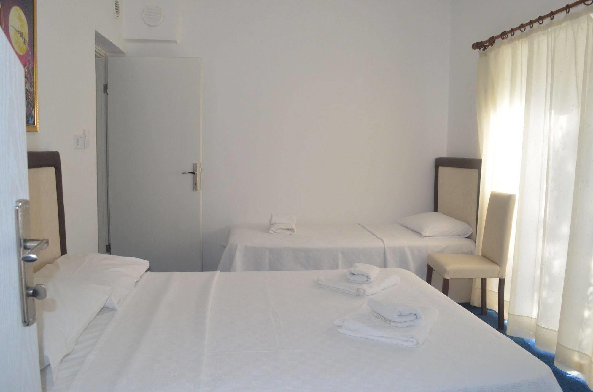 Lacivert Hotel Ayvalik Exterior photo